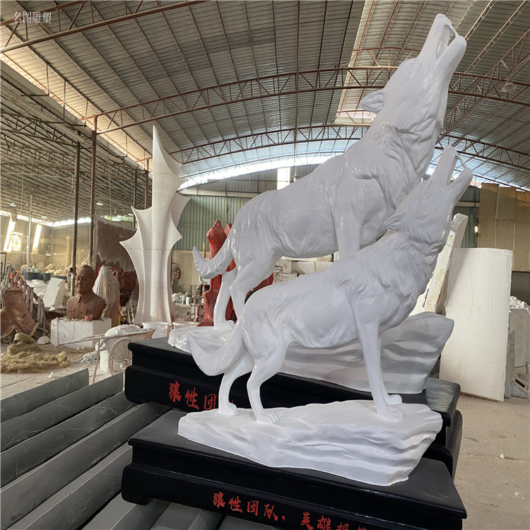 广西玻璃钢狼雕塑的艺术与应用——探索名图玻璃钢动物雕塑厂的创作